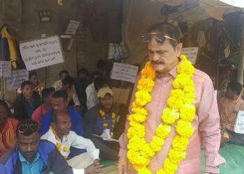 ବାରମ୍ବାର ଦାବି ସତେ ଗ୍ରାମବାସୀଙ୍କ ଅଭିଯୋଗକୁ ଖାତିର କଲାନାହିଁ ପ୍ରଶାସନ ଶେଷରେ ବାଧ୍ୟ ହୋଇ ବ୍ଲକ ସମ୍ମୁଖରେ ଦେଲେ ଧାରଣା