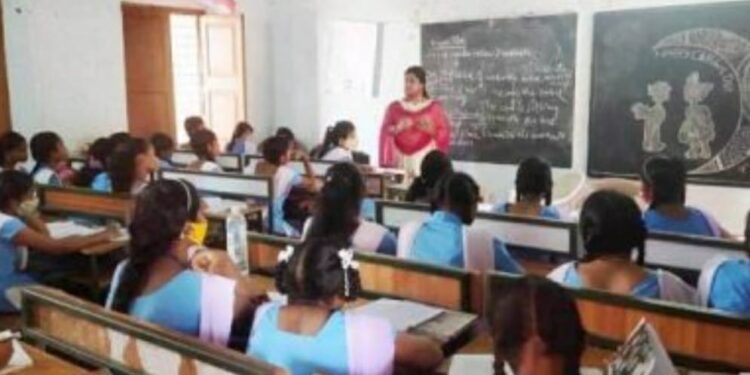 ଗଜପତି ଜିଲ୍ଲାରେ୪୩୧ଗୋଟି ବିଦ୍ୟାଳୟରେ ପ୍ରାୟ ୨ବର୍ଷ ପରେ ୬ଷ୍ଠ ଓ ୭ମ ଶ୍ରେଣୀରେ ଅଫଲାଇନ ପାଠ ପଢା ଆରମ୍ଭ