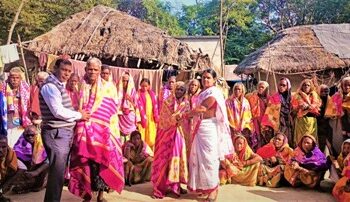 ଶୀତରୁ ରକ୍ଷାପାଇଁ ଅସହାୟ ବୃଦ୍ଧ ବୃଦ୍ଧାଙ୍କୁ କମ୍ବଳ ବାଂଟିଲେ ଶିକ୍ଷାବିତ ଅଶ୍ୱିନୀ ଦାସ ସାଧୁ ଉଦ୍ୟମପାଇଁ କୃତଜ୍ଞତା ଜଣାଇଲେ ଅଂଚଳବାସୀ