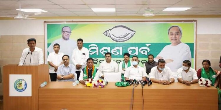 ନିର୍ବାଚନ ପୂର୍ବରୁ ଚାଲିଲା ଦଳଡିଆଁ ନୀତି : ବିଜେଡିରେ ସାମିଲ ହେଲେ ପ୍ରଫୁଲ୍ଲ ମାଝୀ
