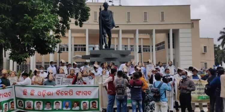 ପଞ୍ଚମ ଦିନରେ ବି ବିଧାନସଭା ଗୃହ ଅଚଳ :  ସ୍ୱାଧିନତା ସଂଗ୍ରାମର ମାନ୍ୟତା ମିଳୁନଥିବା ନେଇ କେନ୍ଦ୍ର ସରକାରଙ୍କୁ ଟାର୍ଗେଟ କରି ଶାସକ ଦଳର ସଦସ୍ୟ ମାନେ ଗାନ୍ଧି ମୂର୍ତ୍ତି ତଳେ ଧାରଣା