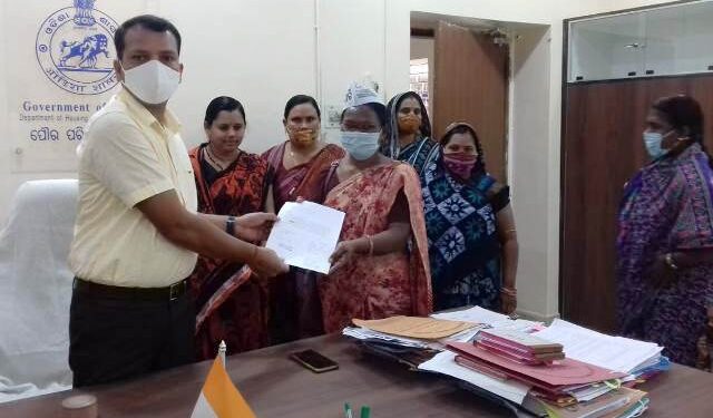 ଗୋବିନ୍ଦପାଲି ରେ ଡ୍ରେନ ନିର୍ମାଣ ପାଇଁ ପୌର ଅଧିକାରୀଙ୍କୁ ଦାବୀ ପତ୍ର ପ୍ରଦାନ