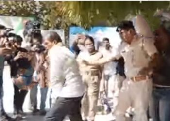 ବରଗଡ଼ ଜିଲା : ଜିଲାପାଳଙ୍କ ଅଫିସ ସାମ୍ନାରେ ଆତ୍ମହୁତି ଉଦ୍ୟମ