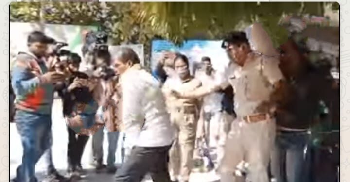 ବରଗଡ଼ ଜିଲା : ଜିଲାପାଳଙ୍କ ଅଫିସ ସାମ୍ନାରେ ଆତ୍ମହୁତି ଉଦ୍ୟମ