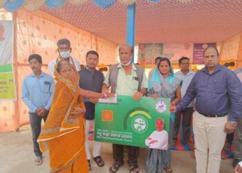 ଏକାମ୍ର ରେ ବିଜୁ ସ୍ବାସ୍ଥ୍ୟ ସ୍ମାର୍ଟ କାର୍ଡ ବଣ୍ଟନ