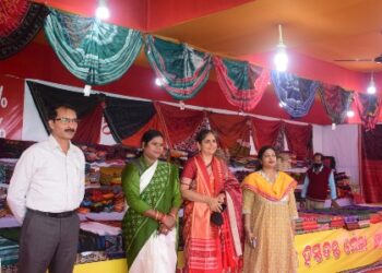 ହସ୍ତତନ୍ତ, ବୟନ ଓ ହସ୍ତଶିଳ୍ପ ମନ୍ତ୍ରୀ ଶ୍ରୀମତୀ ପଦ୍ମିନୀ ଦିଆନଙ୍କର ଏକାମ୍ର ହାଟସ୍ଥିତ ହସ୍ତତନ୍ତ ବଜାର ପରିଦର୍ଶନ