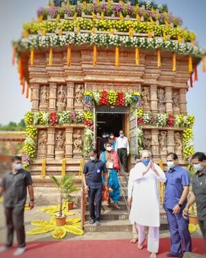 ଗଞ୍ଜାମ ଗସ୍ତ ସମୟରେ ମୁଖ୍ୟମନ୍ତ୍ରୀ ଶ୍ରୀ ନବୀନ ପଟ୍ଟନାୟକ : ଜିଲ୍ଲାର ପଞ୍ଚାୟତ ପ୍ରତିନିଧି ମାନଙ୍କୁ – ତାରାତରିଣୀ ମନ୍ଦିରରେ ଭେଟି ମାଙ୍କ ପ୍ରସାଦ ବାଣ୍ଟି ଥିଲେ