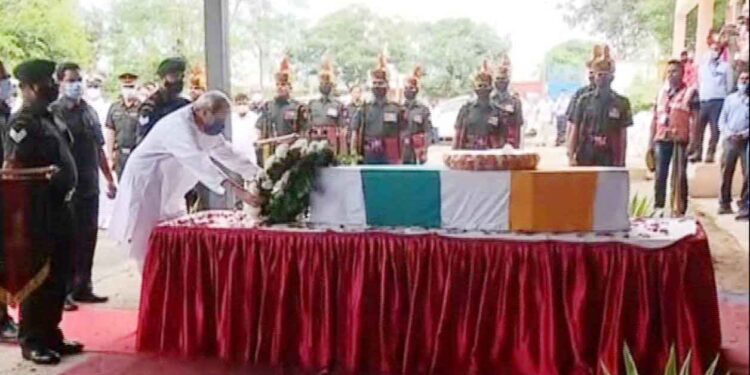 ଭୁବନେଶ୍ୱର ବିମାନବନ୍ଦରରେ ପହଞ୍ଚିଲା ବୀର ପୁଅଙ୍କ ପାର୍ଥିବ ଶରୀର : ଦିଆଗଲା ଗାର୍ଡ ଅଫ୍ ଅନର