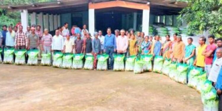 ଗଜପତି ଜିଲ୍ଲାଅନ୍ତର୍ଗତ ଆଦିବାସୀ ଅଧ୍ୟୁଷିତ ଗୁମ୍ମା ବ୍ଲକ ରେ ବସବାସ କରୁଥିବା ଆଦିବାସୀ ଲୋକଙ୍କ ଆର୍ଥିକ ସ୍ଥିତିରେ ସୁଧାର ଆଣିବା ପାଇଁ ଆଇଟିଡିଏ ପକ୍ଷରୁ ରବର ଚାଷୀଙ୍କୁ ଚାରା ବଣ୍ଟନ
