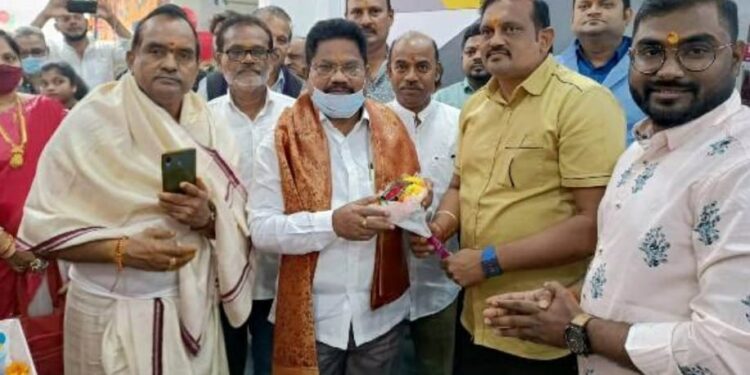 ଗଜପତି ଜିଲ୍ଲାର ସଦର ମହକୁମା ପାରଳାଖେମୁଣ୍ଡି ରାଜ ଦାଣ୍ଡଠାରେ ଏସ.କେଏଣ୍ଟର ପ୍ରାଇସେସ ନାମକ ଏକ ଶୋରୁମ୍ ବିଧାୟକ କେ. ନାରାୟଣ ରାଓ ଙ୍କ ଦ୍ଵାରା ଉଦଘାଟିତ
