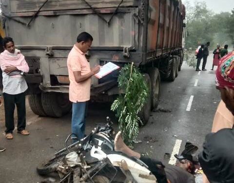 ଟ୍ରକ ପଛରେ ପିଟି ହେଲା ବାଇକ୍ : ଘଟଣା ସ୍ଥଳରେ ବାଇକ୍ ଆରୋହୀ ମୃତ – କଳାହାଣ୍ଡି