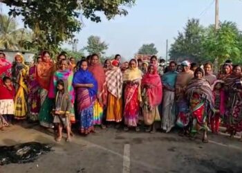 ବିଦ୍ୟୁତ ସଂଯୋଗ ପାଇଁ ରାସ୍ତା ଅବରୋଧ ପ୍ରତିଶୃତି ପରେ ହଟିଲେ ଗ୍ରାମବାସୀ