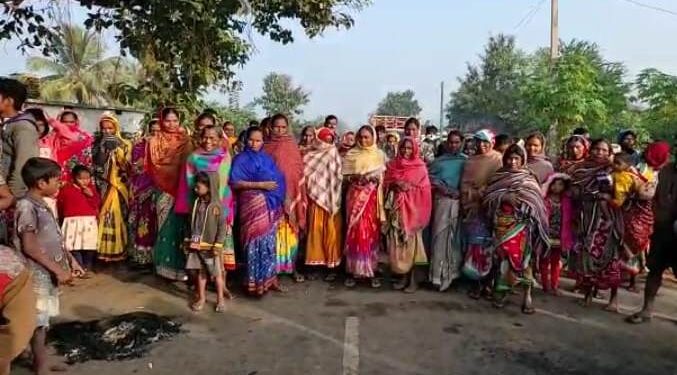ବିଦ୍ୟୁତ ସଂଯୋଗ ପାଇଁ ରାସ୍ତା ଅବରୋଧ ପ୍ରତିଶୃତି ପରେ ହଟିଲେ ଗ୍ରାମବାସୀ