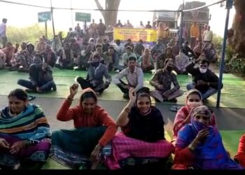 ବିଭିନ୍ନ ସମସ୍ୟାକୁ ନେଇ ରାଜ୍ୟ ୬ ନଂ ରାଜପଥ ଅବରୋଧ, ଶହ ଶହ ଯାନବାହାନ ଅଟକ