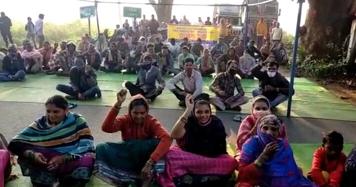 ବିଭିନ୍ନ ସମସ୍ୟାକୁ ନେଇ ରାଜ୍ୟ ୬ ନଂ ରାଜପଥ ଅବରୋଧ, ଶହ ଶହ ଯାନବାହାନ ଅଟକ