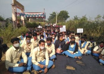 ଶିକ୍ଷକ ନିଯୁକ୍ତି ଦାବିରେ ଓଏଭି ସ୍କୁଲରେ ତାଲା