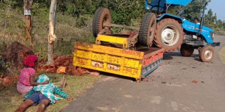 ଭରସାମ୍ୟ ହରାଇ ଇଟା ଭୋଝେଇ ଟ୍ରାକ୍ଟର ଓଲଟି ଜଣେ ମୃତ