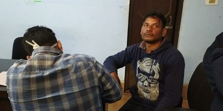 ଦିନ ଦ୍ବିପହରରେ ଡେଲିଭରୀ ବୟ କୁ ଗଛ ରେ ବାନ୍ଧି ସମସ୍ତ ଜିନିଷପତ୍ର ଲୁଟ୍ କଲେ ଦୁର୍ବୃତ୍ତ – ପୋଲିସର ତଦନ୍ତଜାରୀ