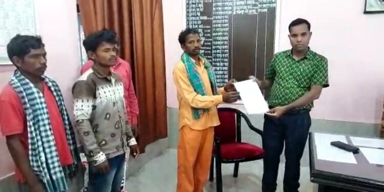 ପାନୀୟଜଳ ସମସ୍ୟା ନେଇ ବିଡିଓଙ୍କ ଦ୍ବାରସ୍ଥ ହେଲେ ଗ୍ରାମବାସୀ