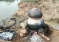 ଅବକାରୀ ଚଢ଼ାଉ : ୧୬୦ ଲିଟର ମଦ ନଷ୍ଟ ଅବକାରୀ କର୍ମଚାରୀଙ୍କୁ ଦେଖି ମଦ ବେପାରୀ ଫେରାର