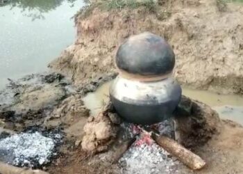 ଅବକାରୀ ଚଢ଼ାଉ : ୧୬୦ ଲିଟର ମଦ ନଷ୍ଟ ଅବକାରୀ କର୍ମଚାରୀଙ୍କୁ ଦେଖି ମଦ ବେପାରୀ ଫେରାର