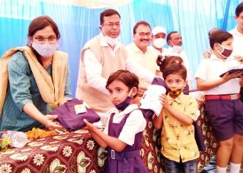 ରଘୁନାଥ ନୋଡାଲ ଉଚ୍ଚ ବିଦ୍ୟାଳୟ : ମଝିଆଁଖଣ୍ଡ ପୋଷାକ ବିତରଣ – ବିଧାୟକ ସତ୍ୟନାରାୟଣ ପ୍ରଧାନ,ମଣ୍ଡଳ ଉନ୍ନୟନ ଅଧିକାରୀ ଶ୍ରୀମତୀ ଋତୁପର୍ଣ୍ଣା ମହାପାତ୍ର