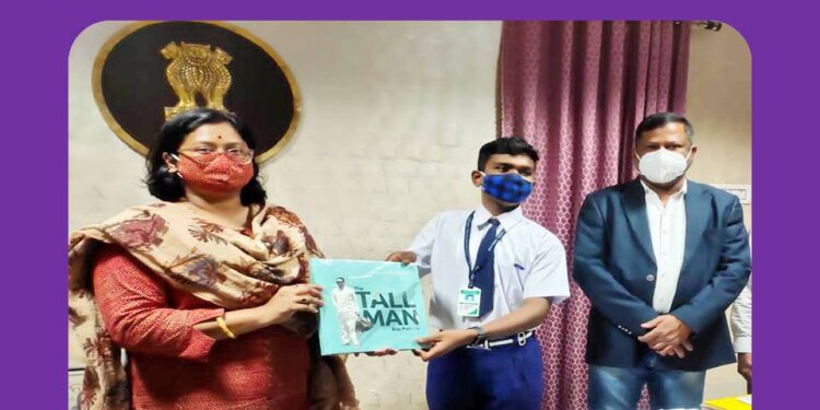 ନୟାଗଡ଼ : ଭବିଷ୍ୟତରେ ବିଜୁ ପଟ୍ଟନାୟକ ଙ୍କ ଭଳି ସର୍ବଶ୍ରେଷ୍ଠ ପାଇଲଟ ହେବା ପାଇଁ ଅଭିଳାଷା ରଖିଥିବା ଶୁଭ୍ରଶାଶ୍ୱତ ମାଝୀ ଙ୍କ ପାଖକୁ ପୁସ୍ତକ ପଠାଇଲେ – ୫ ଟି ସଚିବ