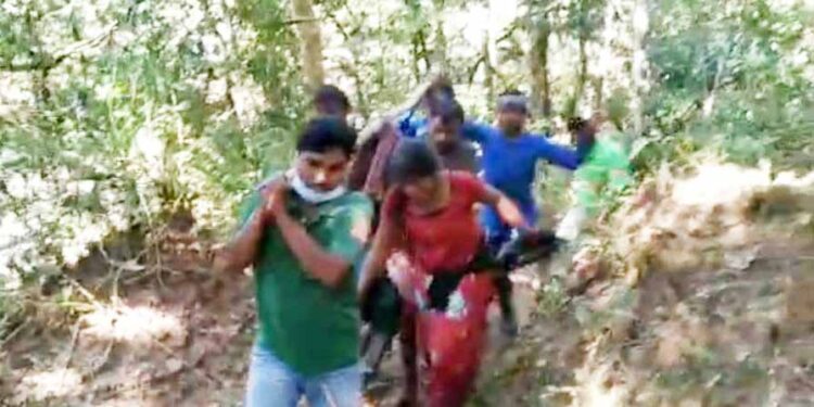 ଦୁର୍ଗମ ପାହାଡ଼ିଆ ରାସ୍ତାରେ ଗର୍ଭବତୀଙ୍କୁ ଭାରରେ ବୋହି ଆଣିଲେ ୧୦୮ ଆମ୍ବୁଲାନ୍ସ କର୍ମଚାରୀ