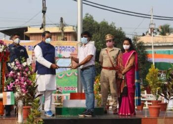 ଜିଲ୍ଲା ପ୍ରଶାସନ ଦ୍ବାରା କୋଭିଡ ଯୋଦ୍ଧା ଙ୍କୁ ସମ୍ମାନିତ