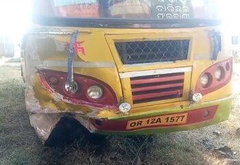 ଘରୋଇ ଯାତ୍ରୀବାହି ବସ ଧକ୍କା ରେ ଜଣେ ମୃତ : ଅନ୍ୟ ଜଣେ ଗୁରୁତର