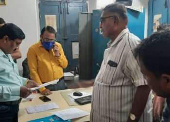 ଭୋଟକେନ୍ଦ୍ର ସ୍ତାନାନ୍ତର ନ କରିବା ନେଇ ବିଡିଓଙ୍କୁ ଦାବିପତ୍ର ପ୍ରଦାନ କଲେ ଗ୍ରାମବାସୀ