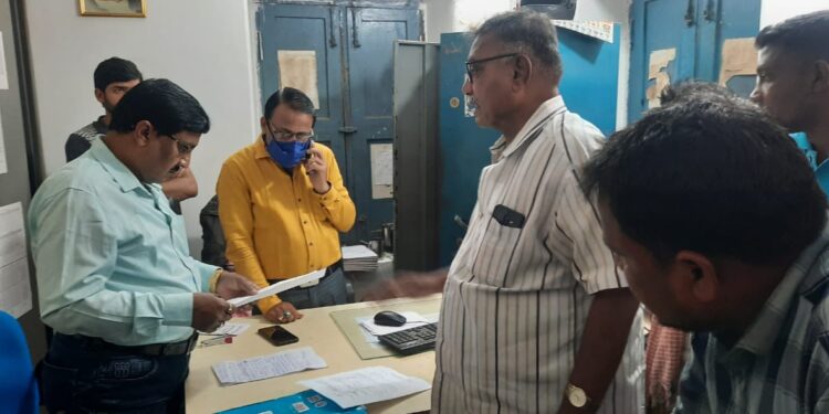 ଭୋଟକେନ୍ଦ୍ର ସ୍ତାନାନ୍ତର ନ କରିବା ନେଇ ବିଡିଓଙ୍କୁ ଦାବିପତ୍ର ପ୍ରଦାନ କଲେ ଗ୍ରାମବାସୀ