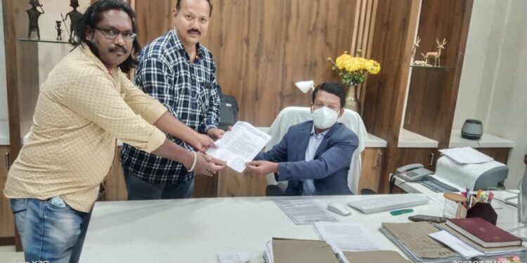 ସାମ୍ବାଦିକ ମାନଙ୍କୁ ଆକ୍ରମଣ ହେବା ଘଟଣାକୁ ନିନ୍ଦା କରି ଉତ୍କଳ ସାମ୍ବାଦିକ ସଂଘ ପକ୍ଷରୁ ସ୍ମାରକ ପତ୍ର ପ୍ରଦାନ