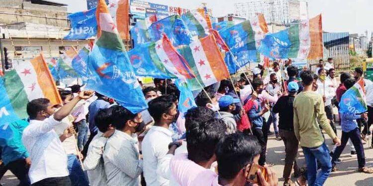 ଯୁକ୍ତ ୨ ବୋର୍ଡ ପରୀକ୍ଷା ବାତିଲ ଏବଂ କ୍ୱାଟରଏଣ୍ଡ ପରୀକ୍ଷା ଆଧାରରେ ଯୁକ୍ତ୨ ବୋର୍ଡ ପରୀକ୍ଷାର ମୂଲ୍ୟାୟନ ଦାବିରେ ଛାତ୍ରକଂଗ୍ରେସର ବିକ୍ଷୋଭ – ୟାସିର ନୱାଜ