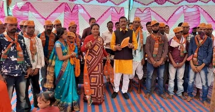 ଜିଲ୍ଲା ପରିଷଦ ପ୍ରାର୍ଥିନୀ ସୁରଭି ବରିହାଙ୍କ ପାଇଁ କାର୍ଯ୍ଯକର୍ତ୍ତା ସମ୍ମିଳନୀ : ୮୦ ଜଣ ବିଜେଡି କଂଗ୍ରେସ କର୍ମୀ ବିଜେପିରେ ସାମିଲ