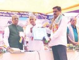 ୪୩ତମ ସାମ୍ବତ୍ସରିକ ବାର୍ଷିକ ଉତ୍ସବ ଓ ଅଭିମନ୍ୟୁ ସାମନ୍ତ ସିଂହାରଙ୍କ ଜୟନ୍ତୀ : ସ୍ମୃତି ସମ୍ମାନ ବରିଷ୍ଠ ସାମ୍ବାଦିକ ବିରୂପାକ୍ଷ ତ୍ରିପାଠୀଙ୍କୁ – ‘ଅଭିମନ୍ୟୁ ସାମନ୍ତସିଂହାର ଏ ମାଟିକୁ ଆସିବା ଏକ ବରଦାନ’