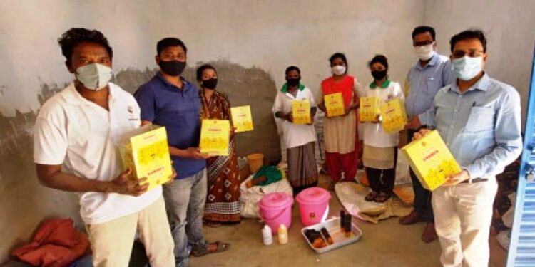 ଗୁମ୍ମା ବ୍ଲକ ଅନ୍ତର୍ଗତ ମୁନିସିଂ ଗ୍ରାମରେ ଥିବା ମହିଳ ସ୍ଵୟଂସହାୟକ ଗୋଷ୍ଠୀ ଙ୍କଦ୍ଵାରାଚାଲୁ ରହିଥିବା ଧୁପକାଠୀ ୟୁନିଟ ପରିଦର୍ଶନ କଲେ ପିଏ.ଆଇ.ଟି.ଡି.ଏ ର ପ୍ରକଳ୍ପ ପ୍ରଶାସକ