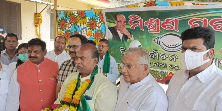 ଗଜପତି ଜିଲ୍ଲା ବିଜେପି କୁ ଏକ ଶକ୍ତ ଧକ୍କା : ଜିଲ୍ଲା ବିଜେପିର ପୂର୍ବତନ ଅଧ୍ୟକ୍ଷ ଜି. ଭେଙ୍କଟ ରାମଣା ଏବଂ ତାଙ୍କର ସମର୍ଥକ ବିଜେପି ଛାଡ଼ି ବିଜେପିରେ ଯୋଗଦେଲେ