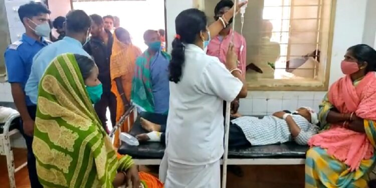 ଭାରସାମ୍ୟ ହରାଇ ସ୍କୁଟି ଦୁର୍ଘଟଣା ଗ୍ରସ୍ତ : ଚାରିଜଣ କଲେଜ ଛାତ୍ରୀ ଗୁରୁତର