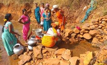 ରାତି ପାଇଲେ ଘାରୁଛି ପାଣି ଚିନ୍ତା – ଚୁଆ ପାଣି ପାଇଁ ଲାଗୁଛି ଲମ୍ବା ଧାଡି