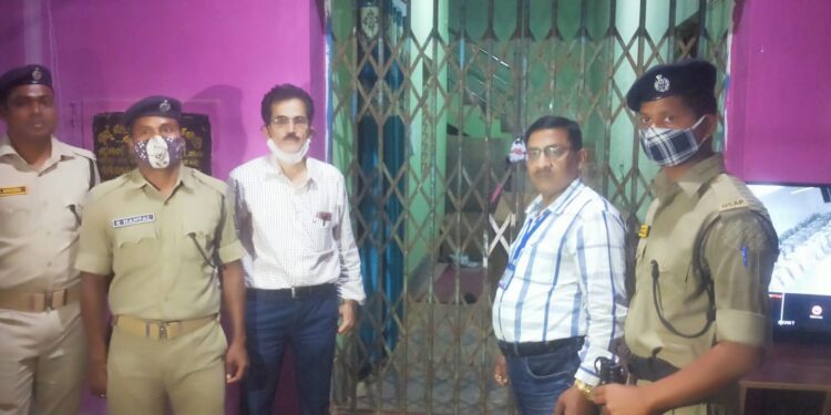 କଡା ସୁରକ୍ଷା ଭିତରେ ଭୋଟ ବାକ୍ସ : ୪୬୫ ପ୍ରାର୍ଥୀଙ୍କ ଭାଗ୍ୟ ଷ୍ଟ୍ରଙ୍ଗ ରୁମରେ, ଘାରିଛି ଭୋଟ ବାକ୍ସ ଟ୍ୟାମ୍ପରିଂ ଭୟ – ବ୍ଲକରେ ରାତିକାଟୁଛନ୍ତି ପ୍ରାର୍ଥୀଙ୍କ ସମର୍ଥକ