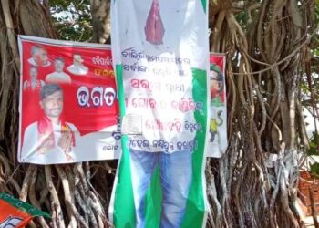 ପୋଷ୍ଟର ଉପରେ ପୋଷ୍ଟର ମରାକୁ ନେଇ ପ୍ରାର୍ଥୀଙ୍କ ମଧ୍ୟରେ ବଢୁଛି ଅସନ୍ତୋଷ : ଏଥିରୁ ବାଦ ପଡିନି ସରକାରୀ ଗୃହ  