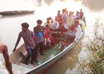 ପକ୍କା ରାସ୍ତା ନ ଥିବାରୁ ଡଙ୍ଗାରେ ଯାଇ ପ୍ରଚାର କଲେ ଜିଲ୍ଲା ପରିଷଦ ପ୍ରାର୍ଥୀ : ଡିଜିଟାଲ ପ୍ରଚାର ବନାମ ଦେଶୀ ଡଙ୍ଗା ଭରସା