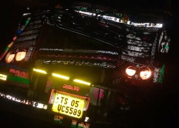 ଟ୍ରକ୍ ଦୁର୍ଘଟଣା ଗ୍ରସ୍ତ ଦୁଇ ଜଣ ଗୁରୁତର : ଆହାତଙ୍କୁ ଘଟଣା ସ୍ଥଳକୁ ଯାଇ ଉଦ୍ଧାର କଲେ ଅଗ୍ନିଶମ ବିଭାଗ