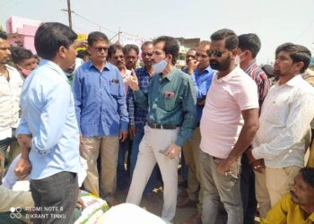 ମଣ୍ଡିରୁ ଧାନ ନ ଉଠିବା ପ୍ରତିବାଦରେ ରାସ୍ତାରୋକ କଲେ ଚାଷୀ : ସମସ୍ୟାର ସମାଧାନ କଲେ ତହସିଲଦାର