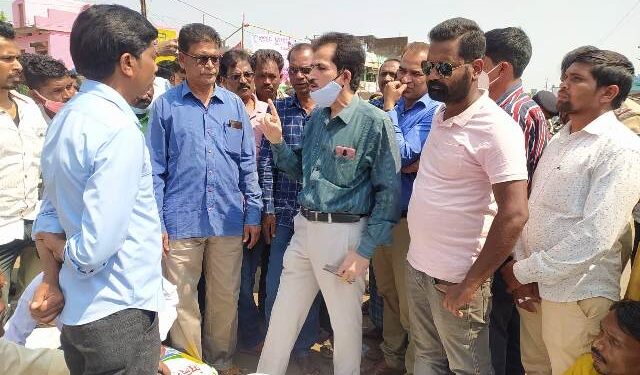 ମଣ୍ଡିରୁ ଧାନ ନ ଉଠିବା ପ୍ରତିବାଦରେ ରାସ୍ତାରୋକ କଲେ ଚାଷୀ : ସମସ୍ୟାର ସମାଧାନ କଲେ ତହସିଲଦାର