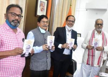 “ୱାର୍କ, ୱାର୍କମାନସିପ୍‌ ଆଣ୍ଡ ଉଇନିଙ୍ଗ୍‌” ପୁସ୍ତକ ରାଜ୍ୟପାଳଙ୍କ ଦ୍ୱାରା ଉନ୍ମୋଚିତ