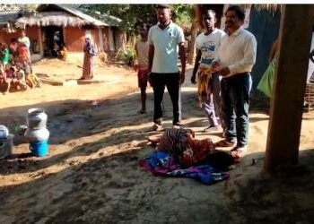 ଅସହାୟ ବୃଦ୍ଧାଙ୍କୁ ଉଦ୍ଧାର କରି ସ୍ୱାସ୍ଥ୍ୟକେନ୍ଦ୍ରକୁ ନେଲେ ଗ୍ରାମର ଯୁବଗୋଷ୍ଠୀ