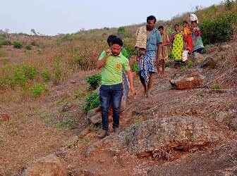 ଗର୍ଭବତୀଙ୍କୁ ଖଟିଆରେ ବୋହି ଆଣି ପୁଣି ମାନବିକତା ଦେଖାଇଲେ ୧୦୮ ଆମ୍ବୁଲାନ୍ସ କର୍ମଚାରୀ