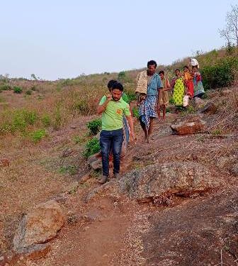 ଗର୍ଭବତୀଙ୍କୁ ଖଟିଆରେ ବୋହି ଆଣି ପୁଣି ମାନବିକତା ଦେଖାଇଲେ ୧୦୮ ଆମ୍ବୁଲାନ୍ସ କର୍ମଚାରୀ